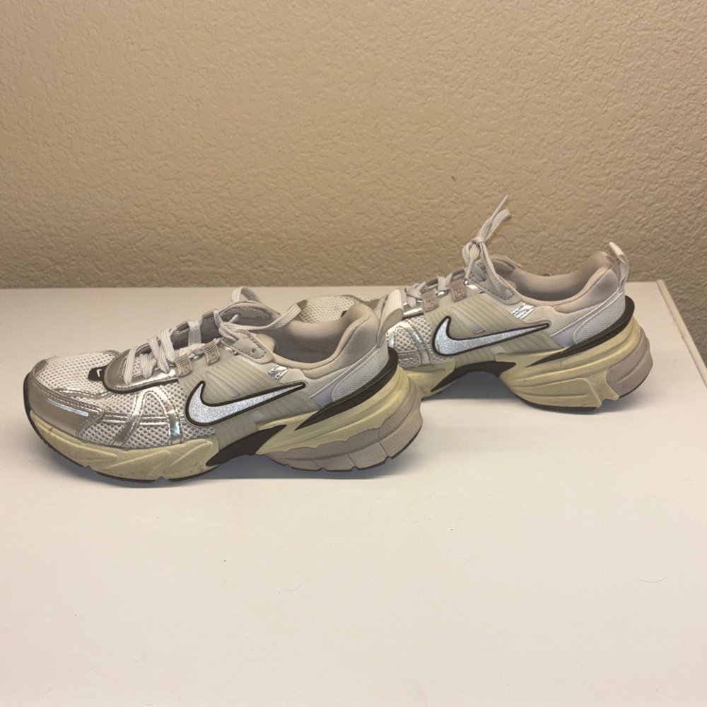 Nike Women's V2K Run shoes - Picture 2 of 4